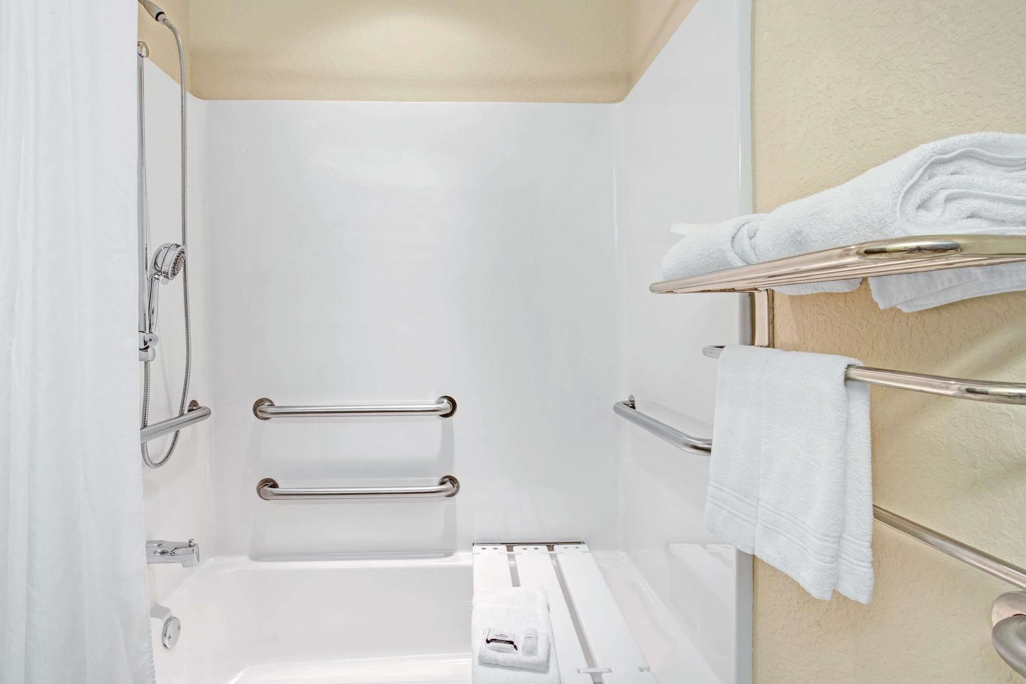 Microtel Inn & Suites By Wyndham Brooksville Ridge Manor Bagian luar foto