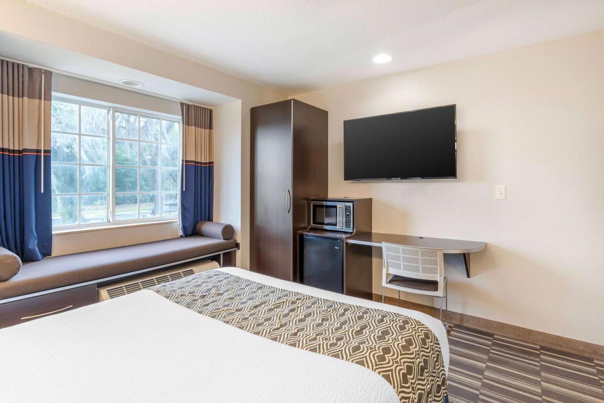 Microtel Inn & Suites By Wyndham Brooksville Ridge Manor Bagian luar foto